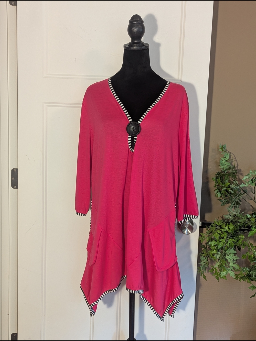 Women’s Hot Pink V-Neck Tunic with Contrast Trim. Size 1X. Boho. Lagenlook.